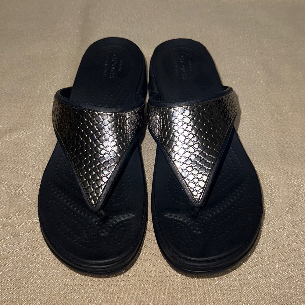 Crocs Monterey Hammered Metallic Wedge Flip Sandal Size 7 Black/Silver NWOT - Picture 4 of 6
